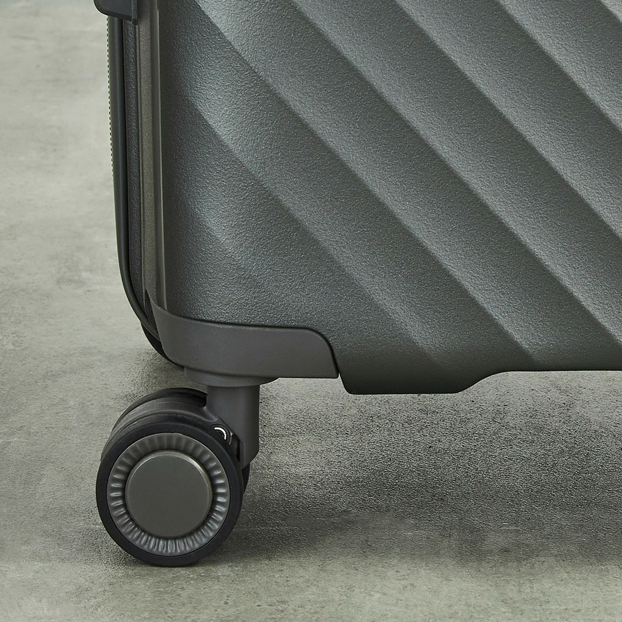 Rock Infinity 4 Wheel Expandable Large Suitcase - 73cm 6 Rock Infinity 4 Wheel Expandable Large Suitcase - 73cm - Image 6