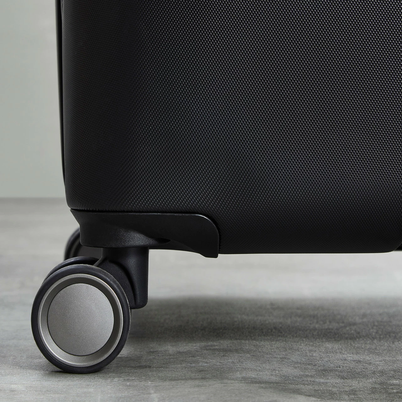 Rock Bali 4 Wheel Exp Medium Suitcase - 65cm 5 Rock Bali 4 Wheel Exp Medium Suitcase - 65cm - Image 5